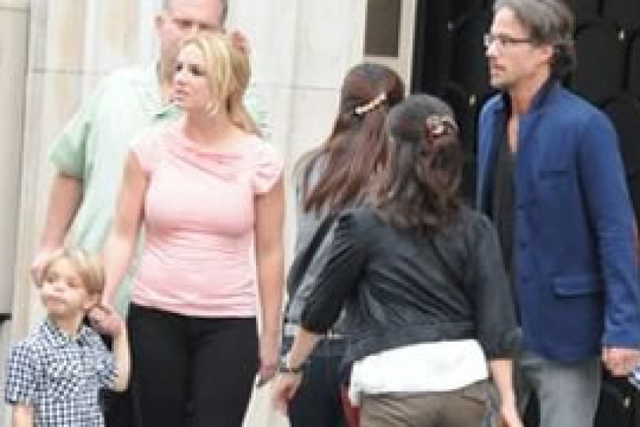 04/10 – Britney in Francia